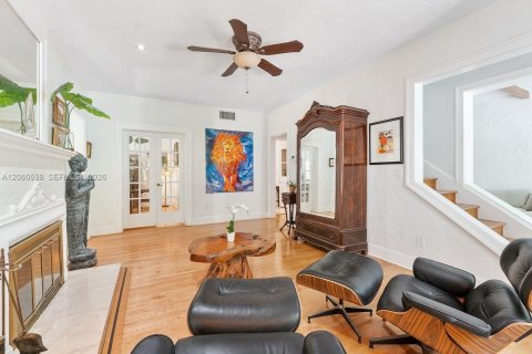 House in Coral Gables, Florida 4 bedrooms, 226.31 sq.m. № 2288650 - photo 20