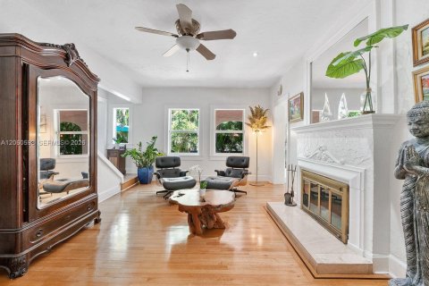 House in Coral Gables, Florida 4 bedrooms, 226.31 sq.m. № 2288650 - photo 15