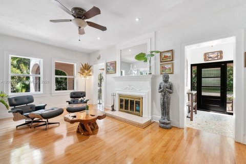 House in Coral Gables, Florida 4 bedrooms, 226.31 sq.m. № 2288650 - photo 13