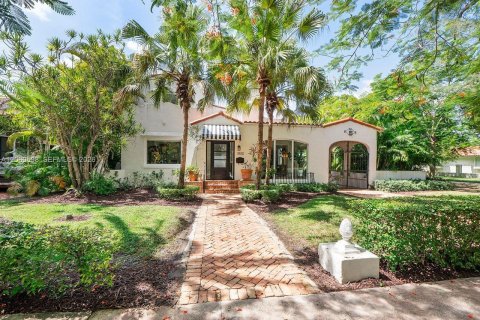 House in Coral Gables, Florida 4 bedrooms, 226.31 sq.m. № 2288650 - photo 5