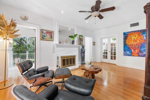 House in Coral Gables, Florida 4 bedrooms, 226.31 sq.m. № 2288650 - photo 19