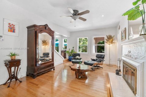 House in Coral Gables, Florida 4 bedrooms, 226.31 sq.m. № 2288650 - photo 16