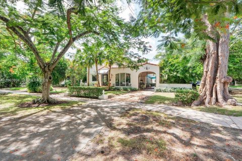 House in Coral Gables, Florida 4 bedrooms, 226.31 sq.m. № 2288650