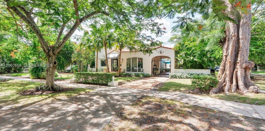 House in Coral Gables, Florida 4 bedrooms, 226.31 sq.m. № 2288650