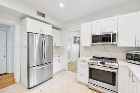 House in Coral Gables, Florida 4 bedrooms, 226.31 sq.m. № 2288650 - photo 29
