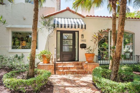 House in Coral Gables, Florida 4 bedrooms, 226.31 sq.m. № 2288650 - photo 7