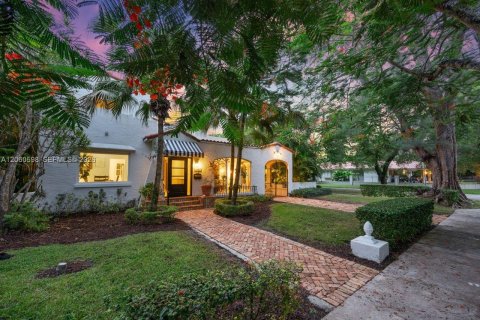 House in Coral Gables, Florida 4 bedrooms, 226.31 sq.m. № 2288650 - photo 11