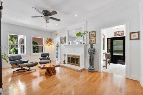 House in Coral Gables, Florida 4 bedrooms, 226.31 sq.m. № 2288650 - photo 14