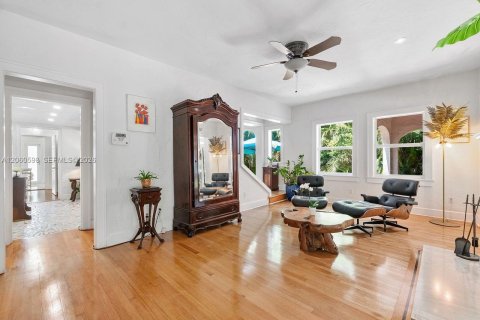 House in Coral Gables, Florida 4 bedrooms, 226.31 sq.m. № 2288650 - photo 17