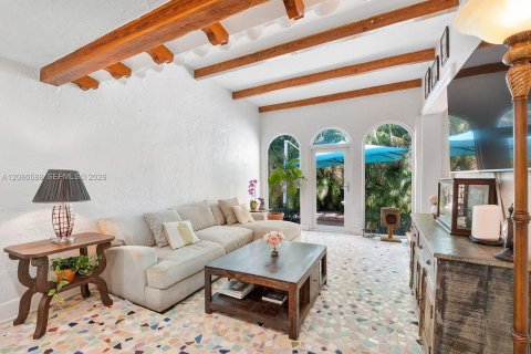House in Coral Gables, Florida 4 bedrooms, 226.31 sq.m. № 2288650 - photo 23