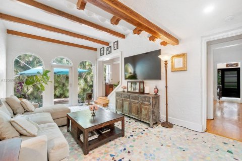 House in Coral Gables, Florida 4 bedrooms, 226.31 sq.m. № 2288650 - photo 24