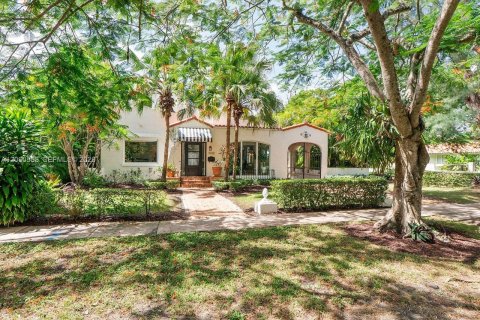House in Coral Gables, Florida 4 bedrooms, 226.31 sq.m. № 2288650 - photo 4