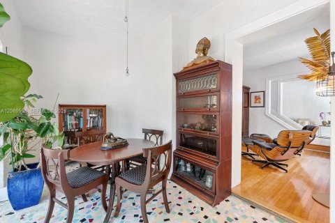 House in Coral Gables, Florida 4 bedrooms, 226.31 sq.m. № 2288650 - photo 21
