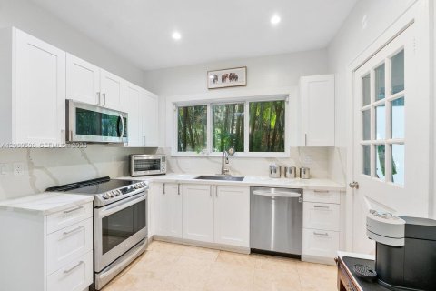 House in Coral Gables, Florida 4 bedrooms, 226.31 sq.m. № 2288650 - photo 28