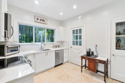House in Coral Gables, Florida 4 bedrooms, 226.31 sq.m. № 2288650 - photo 30