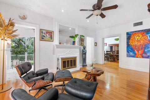 House in Coral Gables, Florida 4 bedrooms, 226.31 sq.m. № 2288650 - photo 18