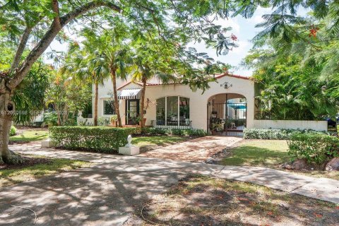 House in Coral Gables, Florida 4 bedrooms, 226.31 sq.m. № 2288650 - photo 2