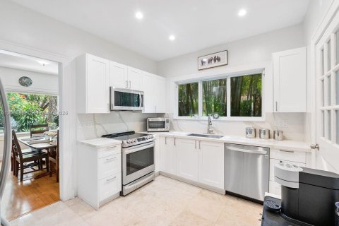 House in Coral Gables, Florida 4 bedrooms, 226.31 sq.m. № 2288650 - photo 27