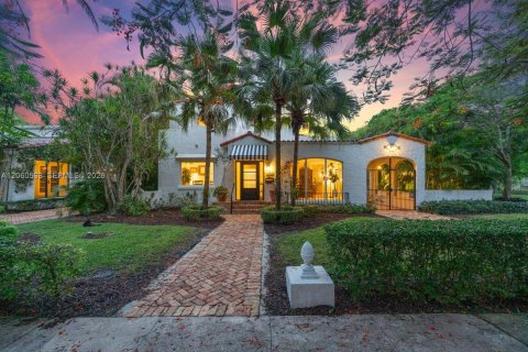 House in Coral Gables, Florida 4 bedrooms, 226.31 sq.m. № 2288650 - photo 10