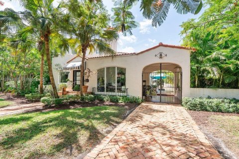 House in Coral Gables, Florida 4 bedrooms, 226.31 sq.m. № 2288650 - photo 6