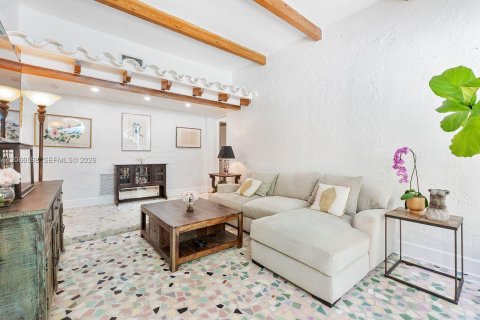 House in Coral Gables, Florida 4 bedrooms, 226.31 sq.m. № 2288650 - photo 26