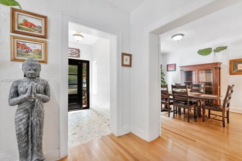 House in Coral Gables, Florida 4 bedrooms, 226.31 sq.m. № 2288650 - photo 12
