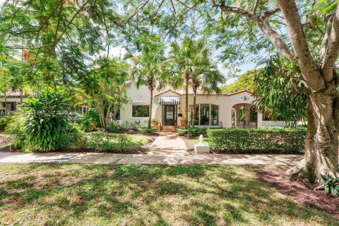 House in Coral Gables, Florida 4 bedrooms, 226.31 sq.m. № 2288650 - photo 3