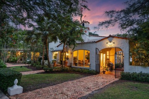 House in Coral Gables, Florida 4 bedrooms, 226.31 sq.m. № 2288650 - photo 9