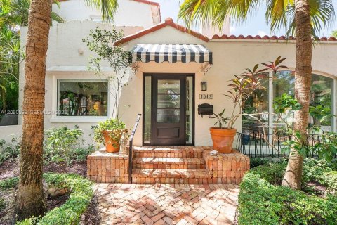 House in Coral Gables, Florida 4 bedrooms, 226.31 sq.m. № 2288650 - photo 8