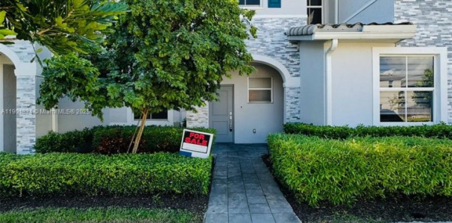 Adosado en Homestead, Florida 3 dormitorios, 137.77 m2 № 1953820