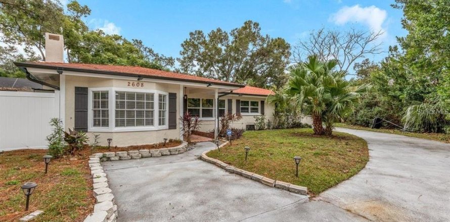 House in Largo, Florida 3 bedrooms, 204.29 sq.m. № 2204595