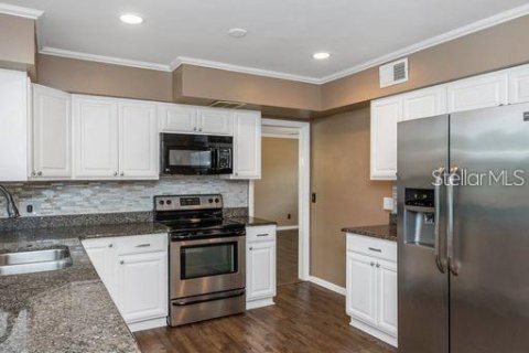 House in Largo, Florida 3 bedrooms, 204.29 sq.m. № 2204595 - photo 4