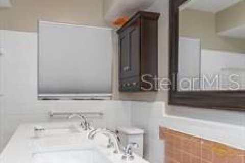 House in Largo, Florida 3 bedrooms, 204.29 sq.m. № 2204595 - photo 10
