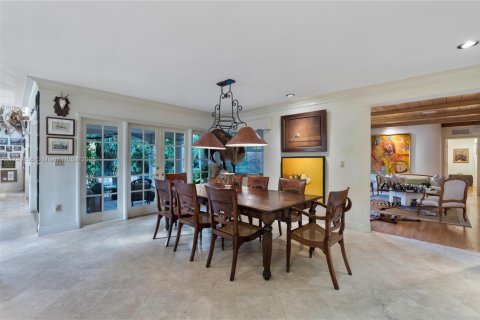 House in Coral Gables, Florida 4 bedrooms, 313.17 sq.m. № 1939675 - photo 8