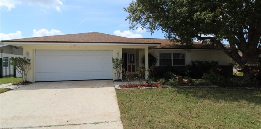 House in Winter Park, Florida 4 bedrooms, 155.89 sq.m. № 1613844