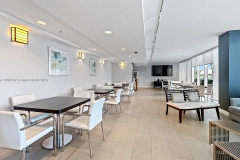 Снять в аренду кондоминиум в Майами, Флорида 2 спальни, 100.98м2, № 1713864 - фото 25