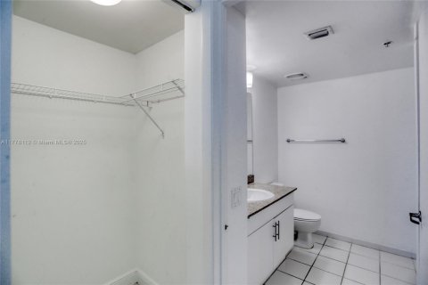 Снять в аренду кондоминиум в Майами, Флорида 2 спальни, 100.98м2, № 1713864 - фото 8