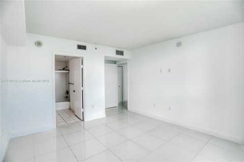 Снять в аренду кондоминиум в Майами, Флорида 2 спальни, 100.98м2, № 1713864 - фото 12