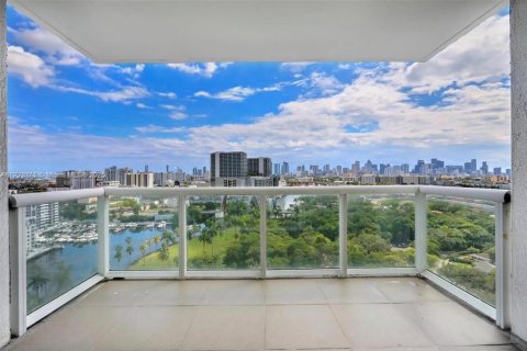 Снять в аренду кондоминиум в Майами, Флорида 2 спальни, 100.98м2, № 1713864 - фото 2