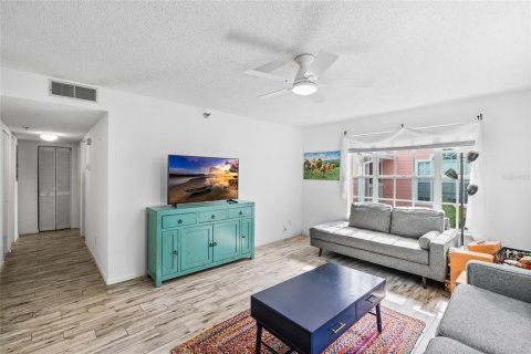 Condo in Tampa, Florida, 2 bedrooms  № 2217524 - photo 3