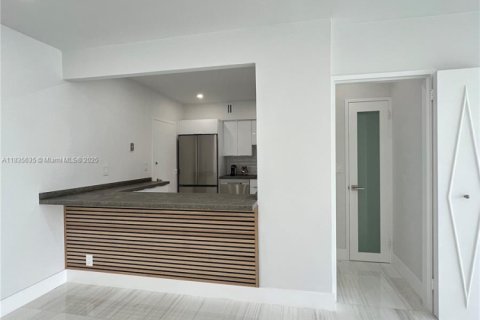 Condominio en venta en Miami Beach, Florida, 2 dormitorios, 95.69 m2 № 1979645 - foto 11