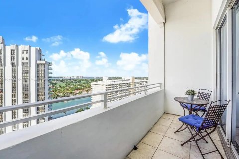 Hotel en venta en Miami Beach, Florida, 1 dormitorio, 70.61 m2 № 1812372 - foto 2