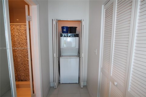 Hotel en venta en Miami Beach, Florida, 1 dormitorio, 70.61 m2 № 1812372 - foto 12