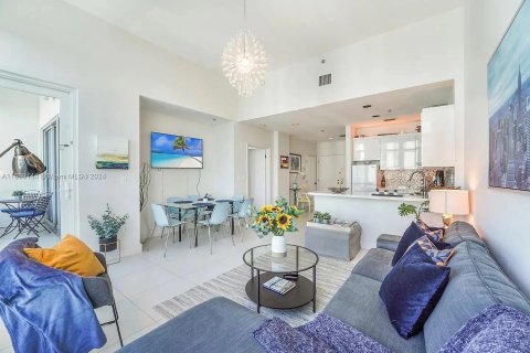 Hotel en venta en Miami Beach, Florida, 1 dormitorio, 70.61 m2 № 1812372 - foto 1