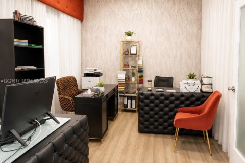 Propiedad comercial en venta en Hialeah, Florida № 2153988 - foto 25