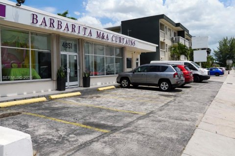 Propiedad comercial en venta en Hialeah, Florida № 2153988 - foto 3