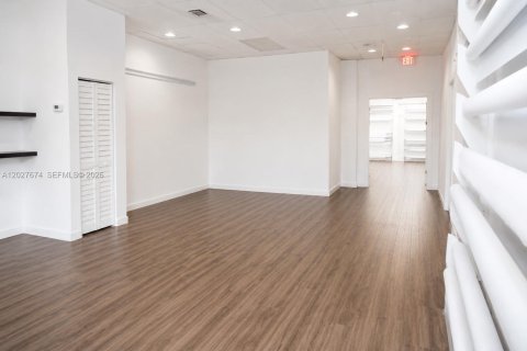Propiedad comercial en venta en Hialeah, Florida № 2153988 - foto 16