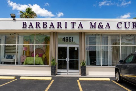 Propiedad comercial en venta en Hialeah, Florida № 2153988 - foto 1