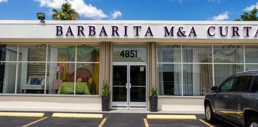 Propiedad comercial en Hialeah, Florida № 2153988