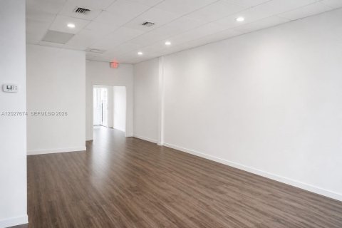 Propiedad comercial en venta en Hialeah, Florida № 2153988 - foto 14